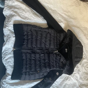 Moncler cardigan - är osäker om äktigheten  Scannar både innuti och vid nfc Hör av dig vid frågor  tar byten och pris förslag  perfekt skick