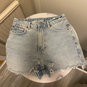 Jeans shorts  - Blåa jeans shorts från Bikbok! Säljs då de är för små och är i bra skick💞