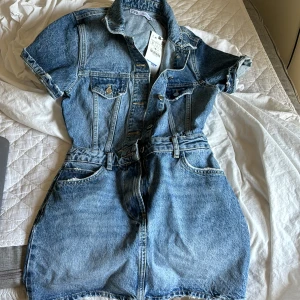 jeansklänning - så snygg aldrig använd! storlek S 🩷