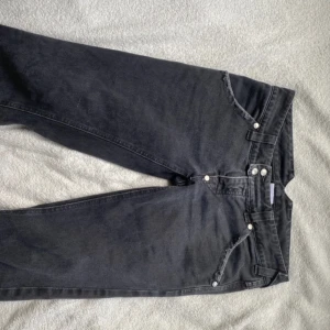 svarta lågmidjade jeans  - jättefina raka lågmidjade jeans från cycle midjemåttet tvärsöver är 40 cm! och jag är typ 160