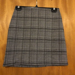 Rutig mini kjol - Använd 1gång  Midjan är elastisk 