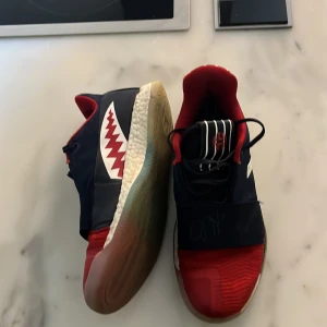 Harden vol 3 bape - Sköna basketskor knappt använda, storlek 43,5 passar 44