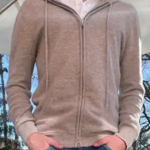 Säljer min supersnygga John Henric Kashmir zip hoodie i storlek S. Den är i bra skick och måttligt använd.