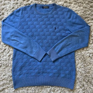 Ralph Lauren, mönstrad tröja - Asfet och stilren tröja från Ralph Lauren! i toppskick och storlek M. Skriv gärna vid eventuella funderingar