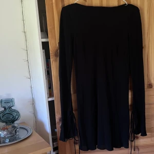 Klänning - Svart klänning i viskos från weekday, endast testad!  Slutsåld  