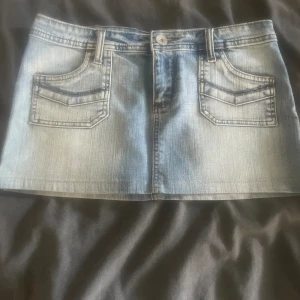 Mini lågmidjad jeans kjol  - Lågmidjad mini  jeans kjol som knappast är använd och i ljusblå. Storkek 36/S💕