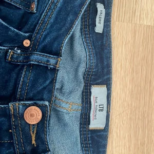 Ltb jeans - Använd ett få tals gånger, Jätte fina utsvängda byxor   mått= W27 L32 