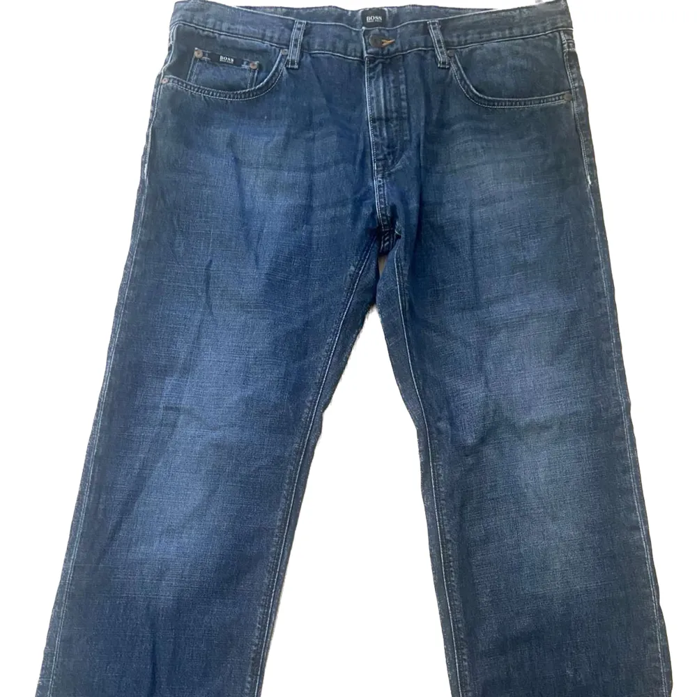 Helt oanvända Hugoboss byxor, jättebra skick, Nypris är ca 1000kr men säljer dom för 375 |❗️PRIS KAN DISKUTERAS❗️| . Jeans & Byxor.