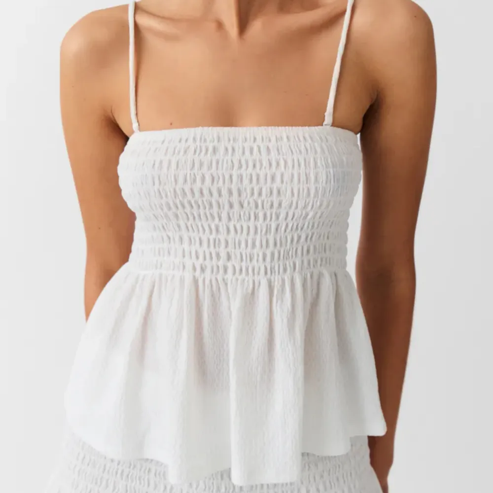 ”smock singlet” från Gina Tricot i nyskick stl XS 💕säljer även kjolen på min profil säg till om du vill köpa hela settet så sparar du på frakten 🩷nypris 229 kr. Toppar.