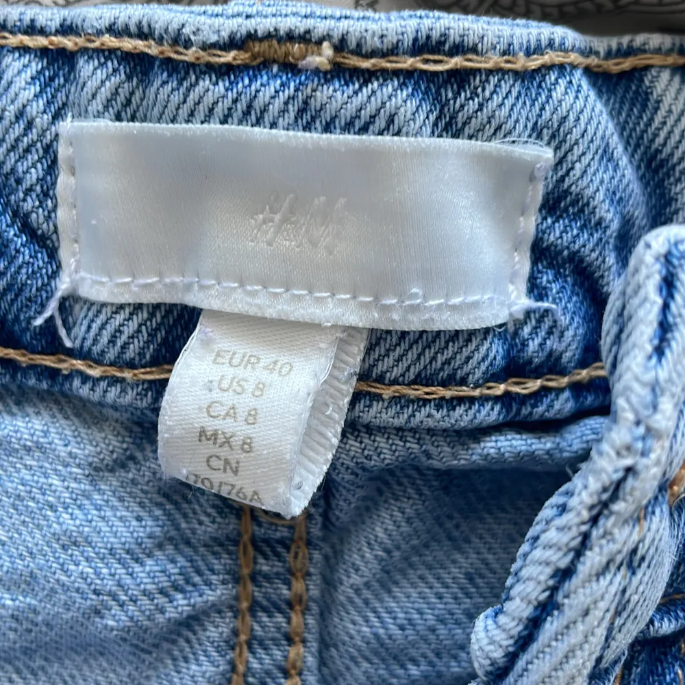 Jeans shorts med medelhög midja från H&M. Det är storlek 40 men sitter som en 38. Shortsen stängs med knappar.. Shorts.