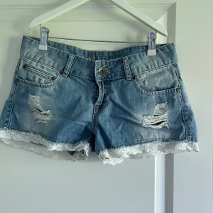 Lågmidjade jeansshorts - Jättefina lågmidjade jeansshorts!! Passar mig som brukar ha 34/36