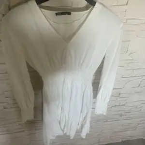 Jätte söt vit klänning från zara 🤍🤍