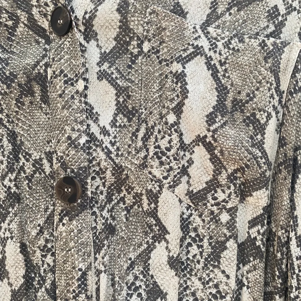 Skjortklänning med snake print i ljusgrå/ beige färg. . Klänningar.