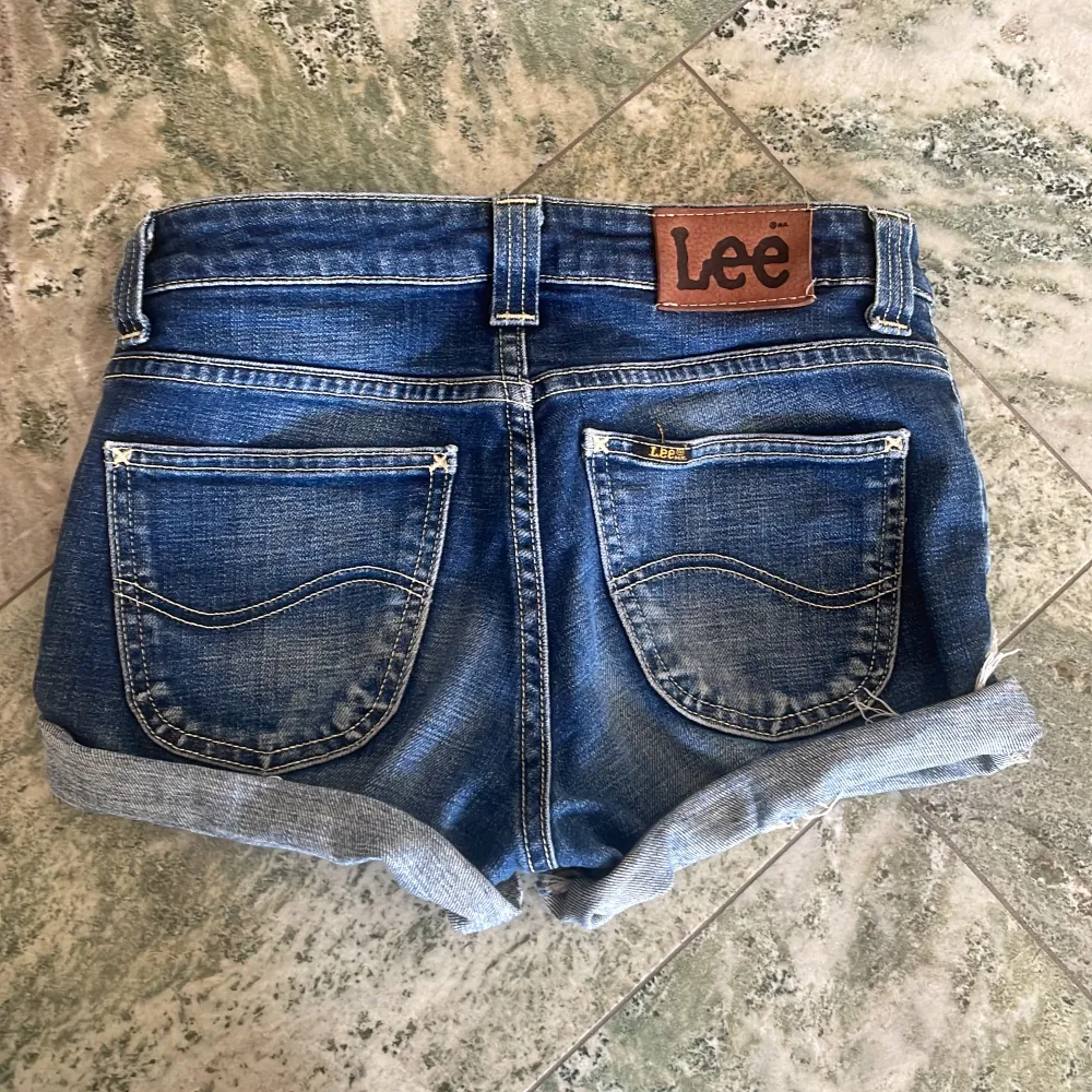 Lågmidjade jeansshorts från lee som jag har klippt själv av ett par jeans. Hittar ingen storlek men passar mig som brukar ha 32!❣️. Shorts.