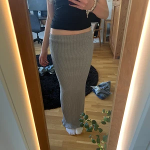 Lång kjol - Jätte jätte fin SKIMS liknande kjol. Passar perfekt till en sommarkväll och går super bra att matcha till allt❤️ kom privat för fler frågor eller bilder. Den är från zara