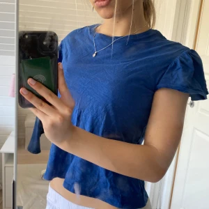 Volang topp  - Jättefin blå volangtopp! 