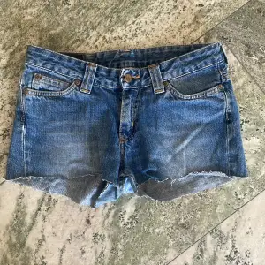Superfina och lågmidjad shorts från lee. Har klippt dom själv av ett par jeans. ❣️