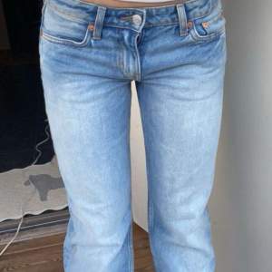 Lågmidjade jeans från weekday i modellen low arrow☺️färgen summer blue🦋