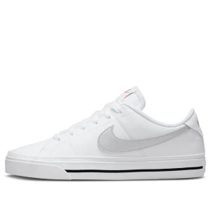 Nike skor - LÅNADE BILDER!  Court Legacy Nike skor dam i strl 37, dem är i bra skick använda få gånger pågrund av att dem va för små. Vid intresse kan riktiga bilder skicka privat🤗