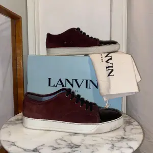 Hej! Säljer nu dessa super eftertraktade Lanvin skorna. Dem är i toppskick, 9/10. Med skorna tillfället dustbag och box. Storleken är 43/44 eu. 