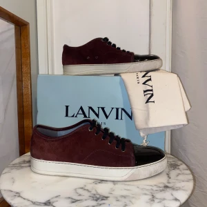 Lanvin skor - Hej! Säljer nu dessa super eftertraktade Lanvin skorna. Dem är i toppskick, 9/10. Med skorna tillfället dustbag och box. Storleken är 42/43 eu. 
