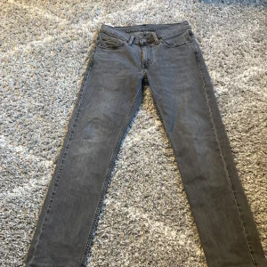 Tja säljer ett helt par nya levis jeans i storlek 29/30 Skicka om mi har frågor - Ny skick