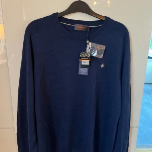 Ny stickad marinblå stickad tröja - Morris, helt ny. Nypris 1200kr Marinblå, stickad.