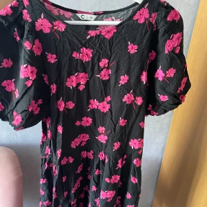 Blommig klänning  - Säljer denna söta blommiga klänningen 🥰perfekt till sommaren! 