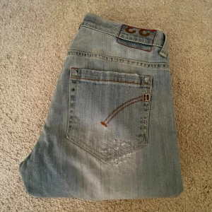 Dondup George - Hej, Säljer nu mina super snygga dondup jeans som är i modellen "george".Jeansen är i storlek 33 men passar mindre. Jag på bilden är ungefär 180 och väger 68kg. Nypris ~ 3000kr mitt pris 1050kr. Hör av er vid frågor eller funderingar! 🤝🏻