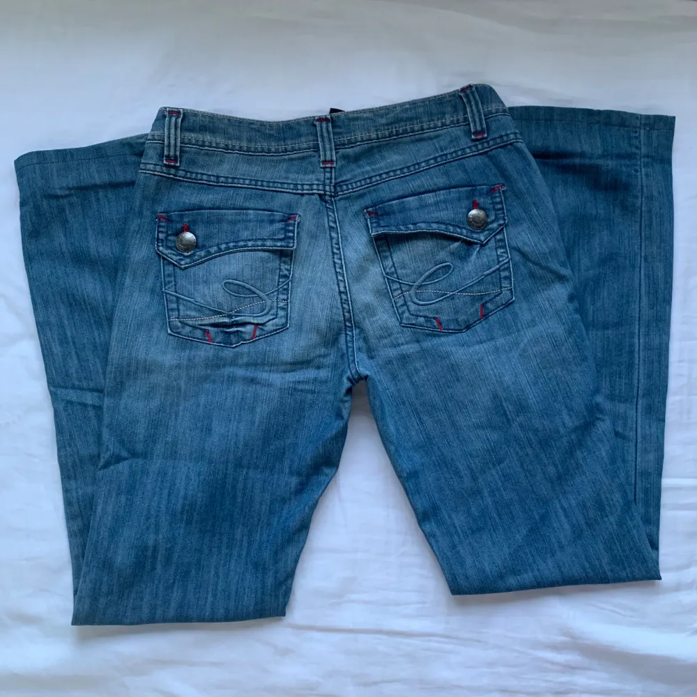 Snygga lågmidjade jeans med coola fickor💗 midjemått tvärs över:38cm  Innerbenslängd: 77cm 💕. Jeans & Byxor.
