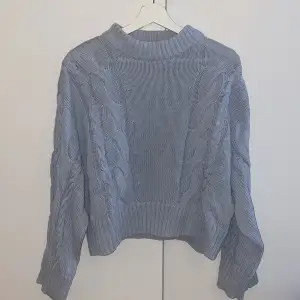 Jättefin stickad tröja från Gina tricot. Säljer för att den inte kommer till så mycket användning längre. Storlek L men skulle säga att den är mer som en S/M