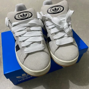 Adidas campus 00s - Säljer min adidas campus 00s som jag har använt 1 gång i färgen crystal white, säljer då de passar inte mig storklemässigt. Priset kan diskuteras.