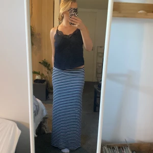 Randig långkjol  - För referens så är jag 172 och den går till fötterna. Det står ingen storlek, men eftersom det är resårband i midjan kan den passa allt från S-L