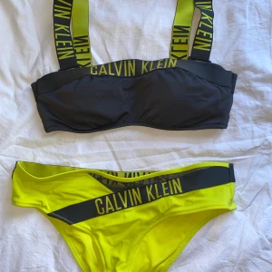 Calvin Klein Bikini stlk S - Jättefin bikini från CK i väldigt fint skick. Storlek S Uttagbara pads