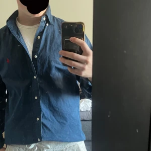 Ralph Lauren - Säljer nu en Ralph Lauren skjorta som är perfekt till sommaren! Skick: 9/10 Nypris: 1299 Mitt pris: 499 Mitt pris: