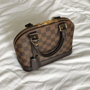 Louis Vuitton “Alma bb” bag - Säljer nu min fina Alma bb väska i färgen brun, väskan är oanvänd och köptes i Paris. Kvitto,påse,kartong mm ingår självklart. Priset går att diskutera vid snabb affär. Så hör gärna av dig vid intresse 🌸