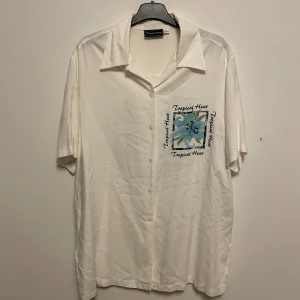 Skjorta - Fint skick, sparsamt använd och riktigt mjukt material! Stor storlek:) Obs: det är slits längst ner på vardera sida!