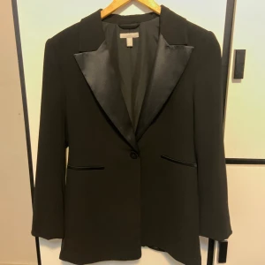 Svart H&M Kavaj - Jag köpte denna kavaj för några månader sen i storlek S men just nu har jag gått ner till XS och den är för stor samt har jag använt den endast 2 gånger. Priset kan diskuteras vid snabbaffär