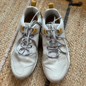Sneakers i mocka nyskick 38 - Endast använda två gånger, tyvärr för små. Upplever att de är något små i storleken. kvalitetsskor! 