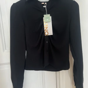 Blus - Svart blus från Only, jätte fin ändats testad då den inte passa ! Prislappen sitter kvar. Pris kan diskuteras orginal 360kr