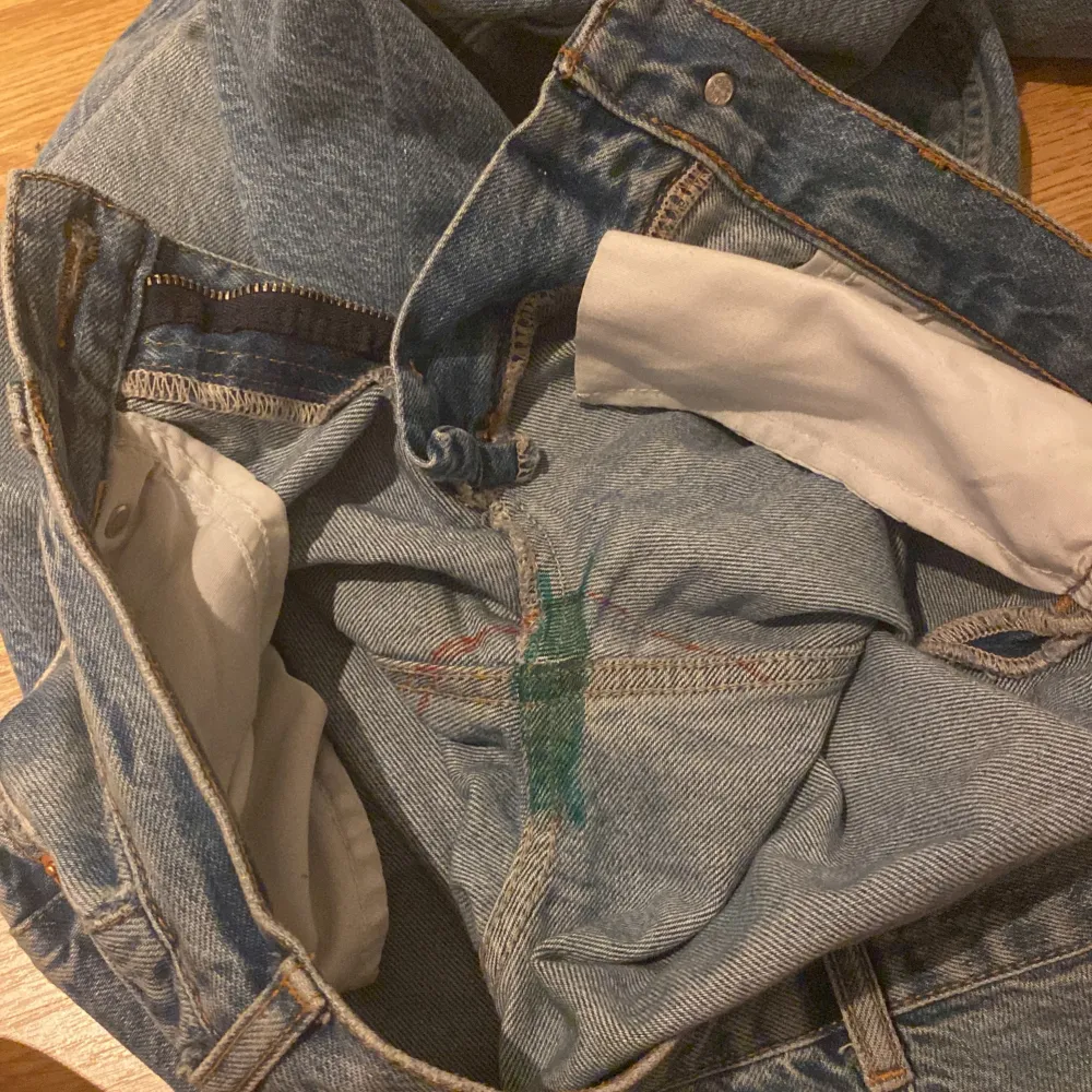 Blåa raka midrise jeans från Gina Tricot i storlek 32. De är sparsamt använda trots det finns slitningar längst ner på byxbenen då de är för långa för mig, jag har även försökt sy om de därav ritat lite på insidan men inget som syns utifrån! . Jeans & Byxor.