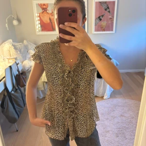 Leopard blus med volang - Använd en gång men köpt second hand så okänt märke. Inga defekter. 