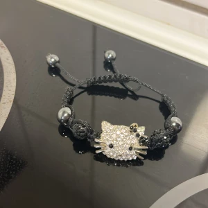 Armband  - Gulligt hello Kitty armband med strass. Smidig stängning på baksidan som syns på bild nr 3. Fint skick💗