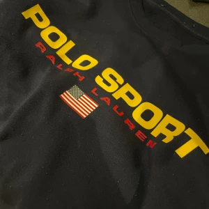 Ralph lauren tröja - Använt Max 10 gånger skick 9/10. Nypris runt 1500. Jag är 174 lång, hör av dig för mer frågor!