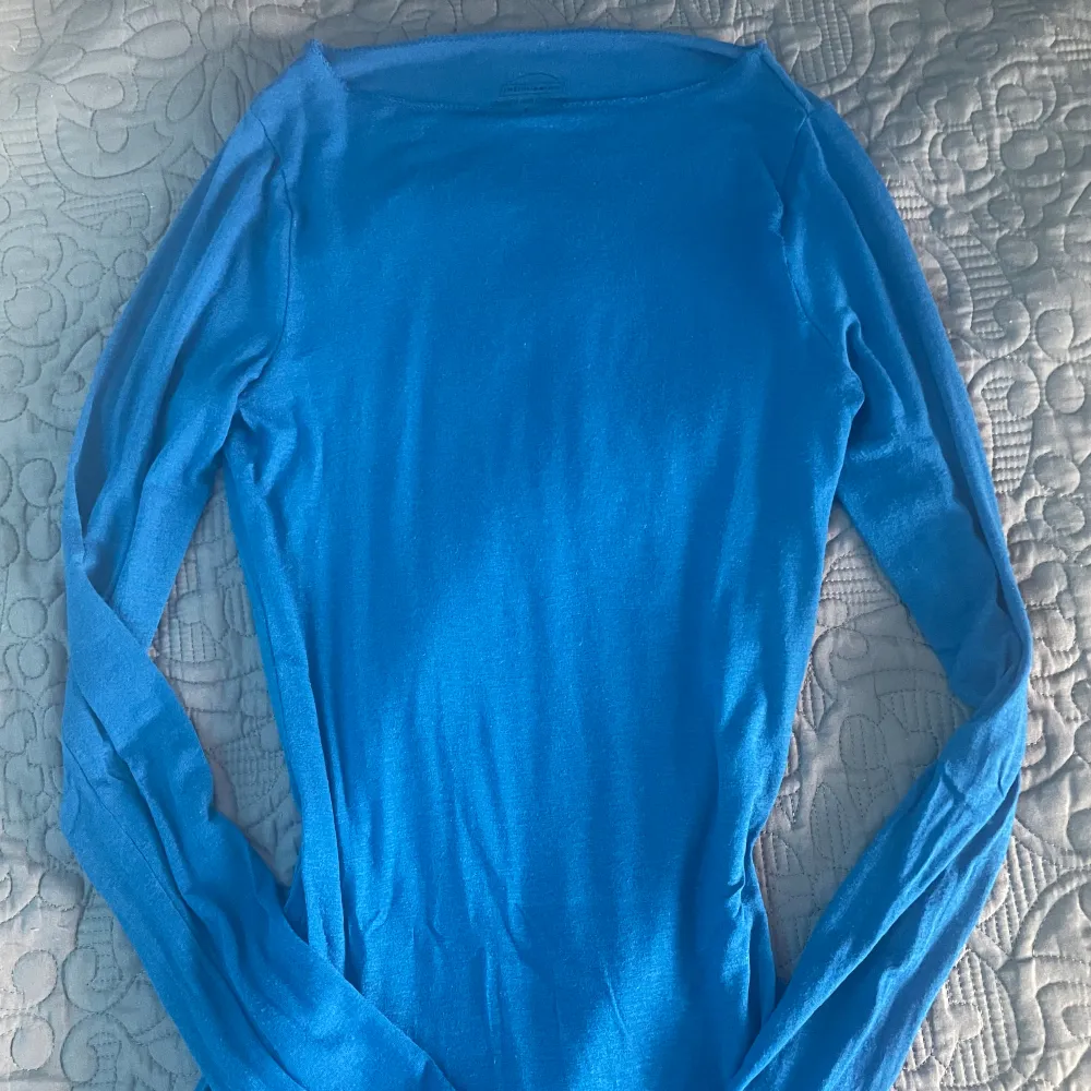 en jättefin marinblå intimissimi tröja som är köpt här på plick men som tyvärr inte kommer till så mycket användning. är i storlek s. kontakta mig för tex bilder på, och köparen står för frakten 💕💕💕. Toppar.