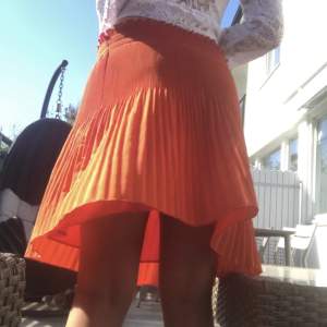 En härlig orange kjol från H&M. Skönt mjukt material. Perfekt till sommaren! Storlek 38 men passar mig som har 36 i vanliga fall. Materialet är väldigt stretchigt!