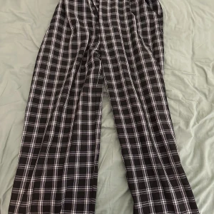 Kostymbyxor från madlady kollektion ribecka  - Noppriga men annars bra skick har använt ett fåtal gånger men har liggat i min garderob annars i flera år! Har hund i hemmet så de kan finnas enstaka hundhår på plagget  köparen står för frakten  