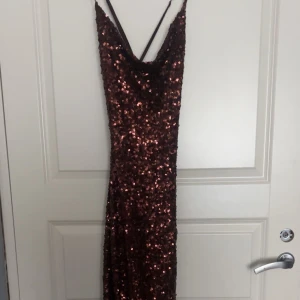 Klänning/ balklänning  - Säljer denna super fina balklänning med öppen rygg. Klänningen är stretchig så den sitter så fint på. Skriv privat för fler bilder  Storlek 36/38