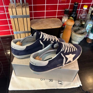 Golden goose - Tjena! Säljer nu mina feta golden goose som är i skick 9/10. Säljer på grund av att jag inte behöver de längre. Skorna är perfekt till nu i sommar och är riktigt snygga enligt mig! Hör av er vid mer frågor!