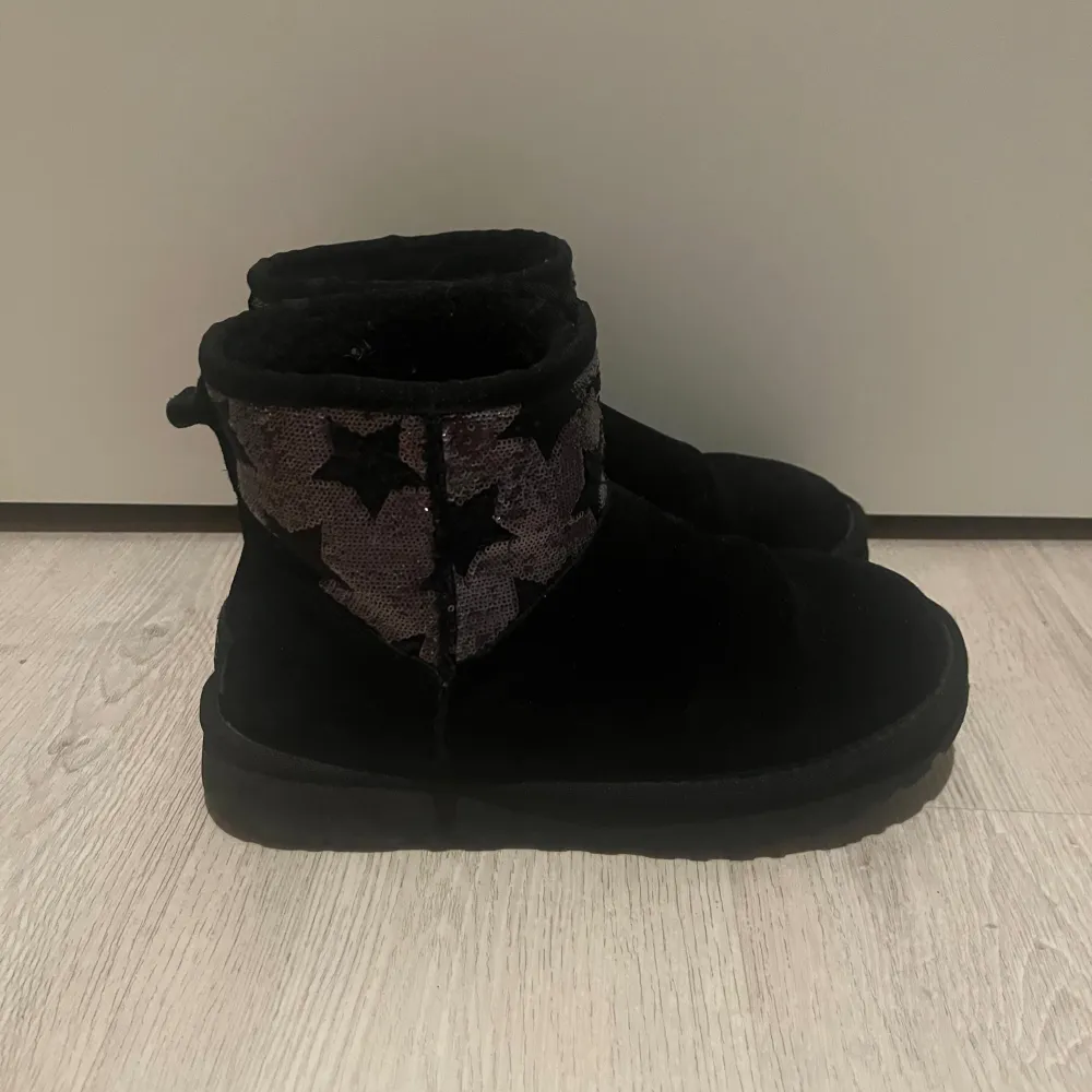 Svarta äkta UGGS med stjärnor och paljetter. Har vanligtvis storlek 37 men dessa i 38 passar perfekt. Bra skick men kommer ej till användning längre💕. Skor.